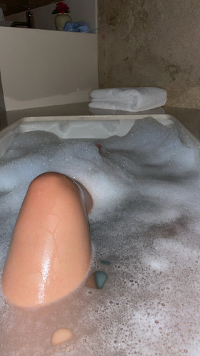 April a hot girl 🔥🥵