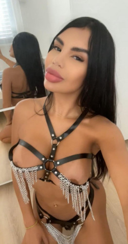 VICTORIA -PRIVATE FLAT AND OUTCALLS AVAIBLE
