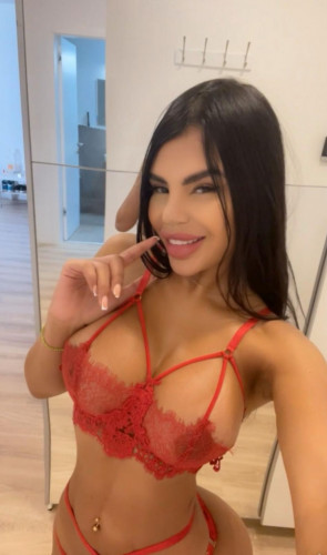 VICTORIA -PRIVATE FLAT AND OUTCALLS AVAIBLE