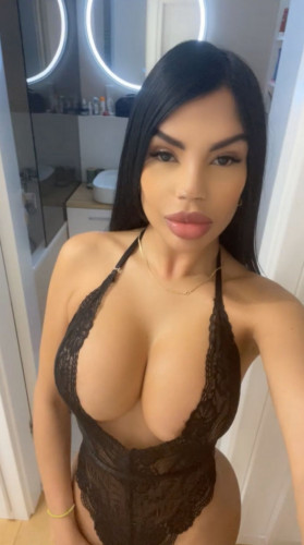 VICTORIA- PRIVATE FLAT AND OUTCALLS AVAIBLE