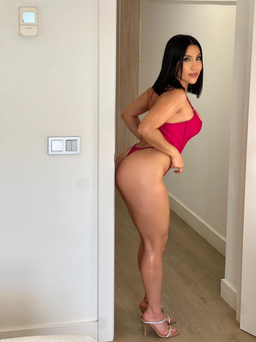 SARA- PRIVATE FLAT AND OUTCALLS AVAIBLES