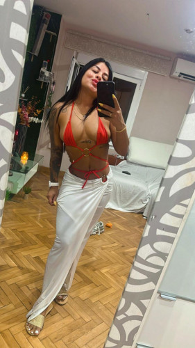 SARA- PRIVATE FLAT AND OUTCALLS AVAIBLES