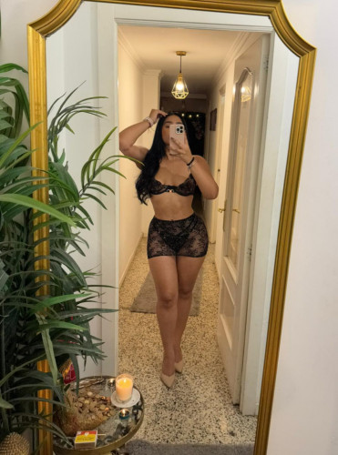 CARLA- PRIVATE FLAT AND OUTCALLS AVAIBLES