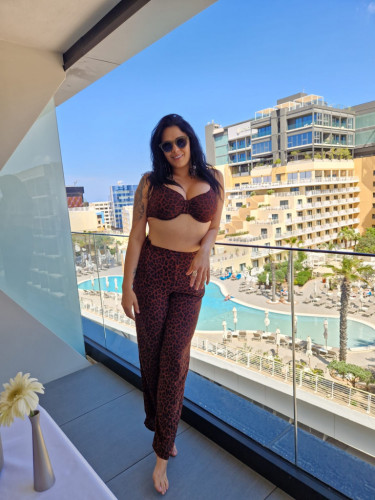 GIOVANA- PRIVATE FLAT AND OUTCALLS AVAIBLES