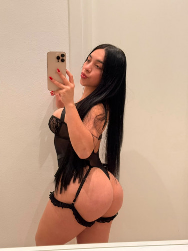 Danna OUTCALLS party❄️