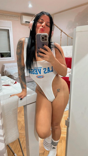 SARA - PRIVATE FLAT AND OUTCALLS AVAIBLE