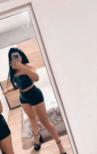 WANDA -PRIVATE FLAT AND OUTCALLS AVAIBLE