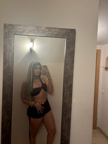 CHANEL-PRIVATE FLAT AND OUTCALLS AVAIBLE