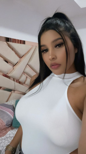 SALOME- PRIVATE FLAT AND OUTCALLS AVAIBLE