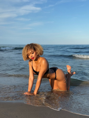 PAMELA- PRIVATE FLAT AND OUTCALLS AVAIBLE