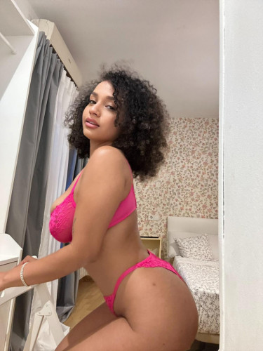 DIANA- PRIVATE FLAT AND OUTCALLS AVAIBLES